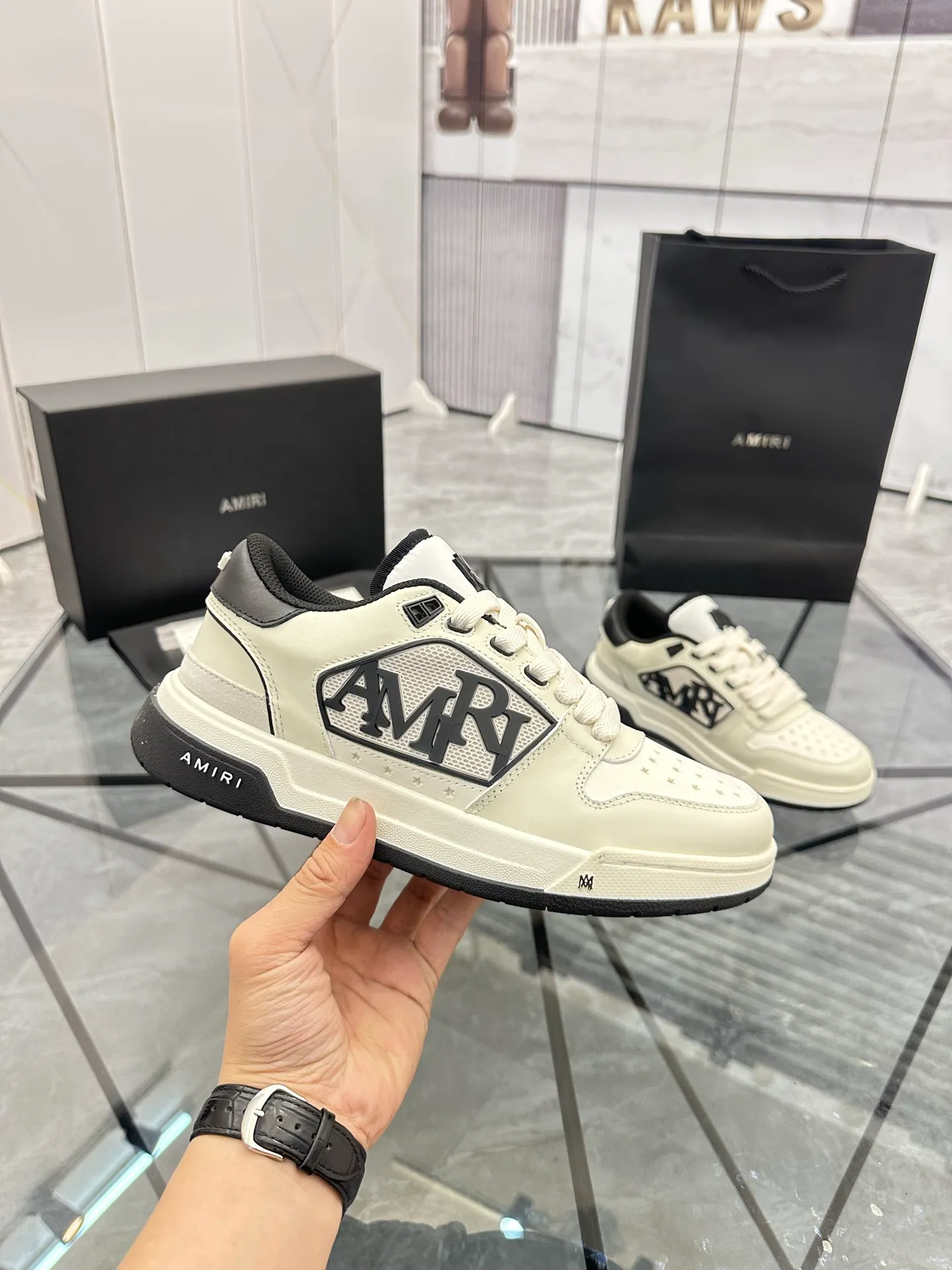 Men's shoes: 💰P660¥ Guangzhou top quality Product trademark: AMIRI* "Amir*" low-top casual shoes Regular size: 39-44 (can be customized to 45) Product material: upper imported first-layer cowhide stitching original material, breathable lining, original outsole. Number: 525